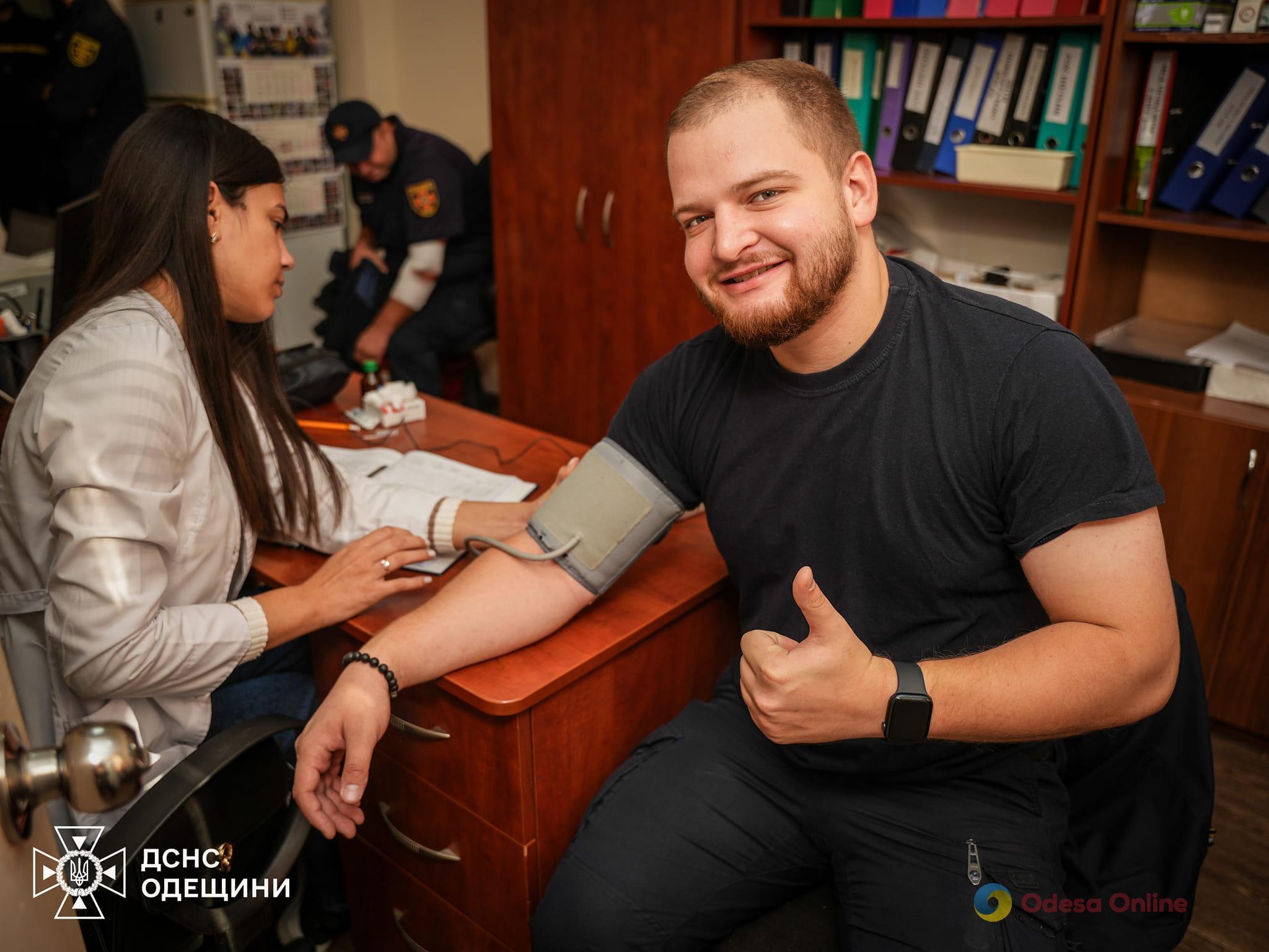 Одеські рятувальники долучилися до здачі крові, щоб допомогти нашим захисникам