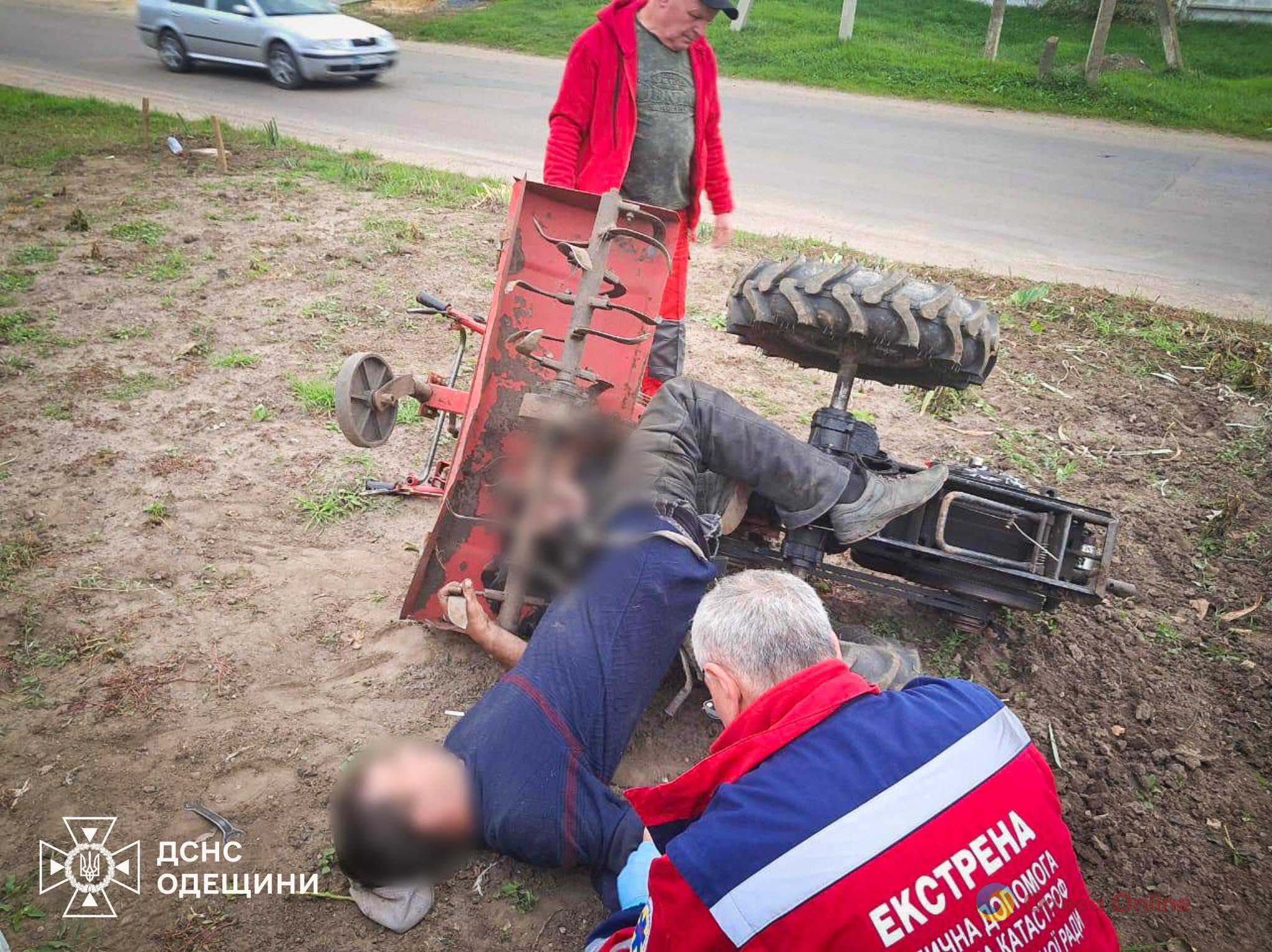 Надзвичайники Одещини врятували чоловіка, нога якого застрягла в мотоблоці