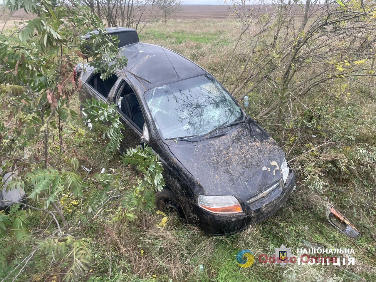 На трасі Одеса-Рені легковик врізався в дерево – постраждали дві людини