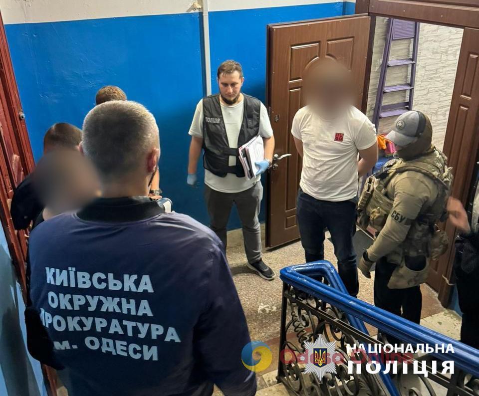 В Одесі двоє чоловіків вимагали у юнака 20 тисяч доларів надуманого боргу, – поліція