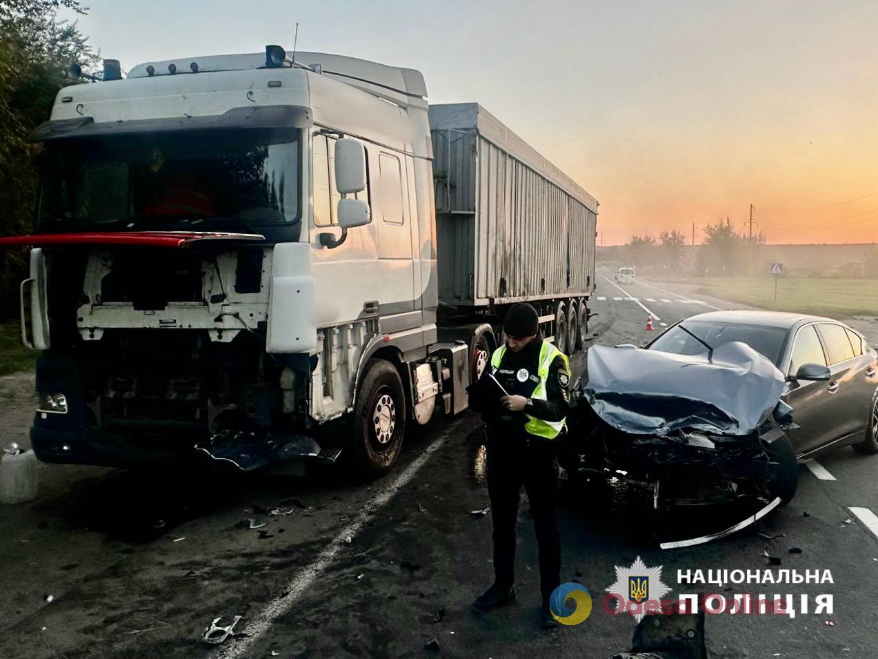 В Одеському районі зіткнулися три автівки, є постраждалі (фото)