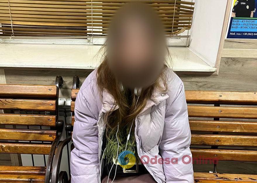 У центрі Одеси 19-річна дівчина безпричинно вдарила перехожу по обличчю