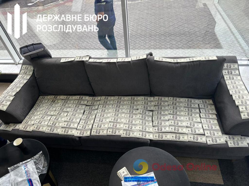 Одесит під виглядом працівника ДБР вимагав у знайомого 60 тисяч доларів