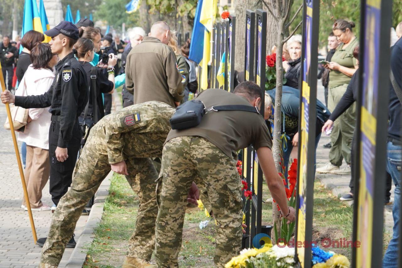 В Одесі вшанували пам’ять загиблих захисників та відкрили виставку, присвячену обороні Маріуполя