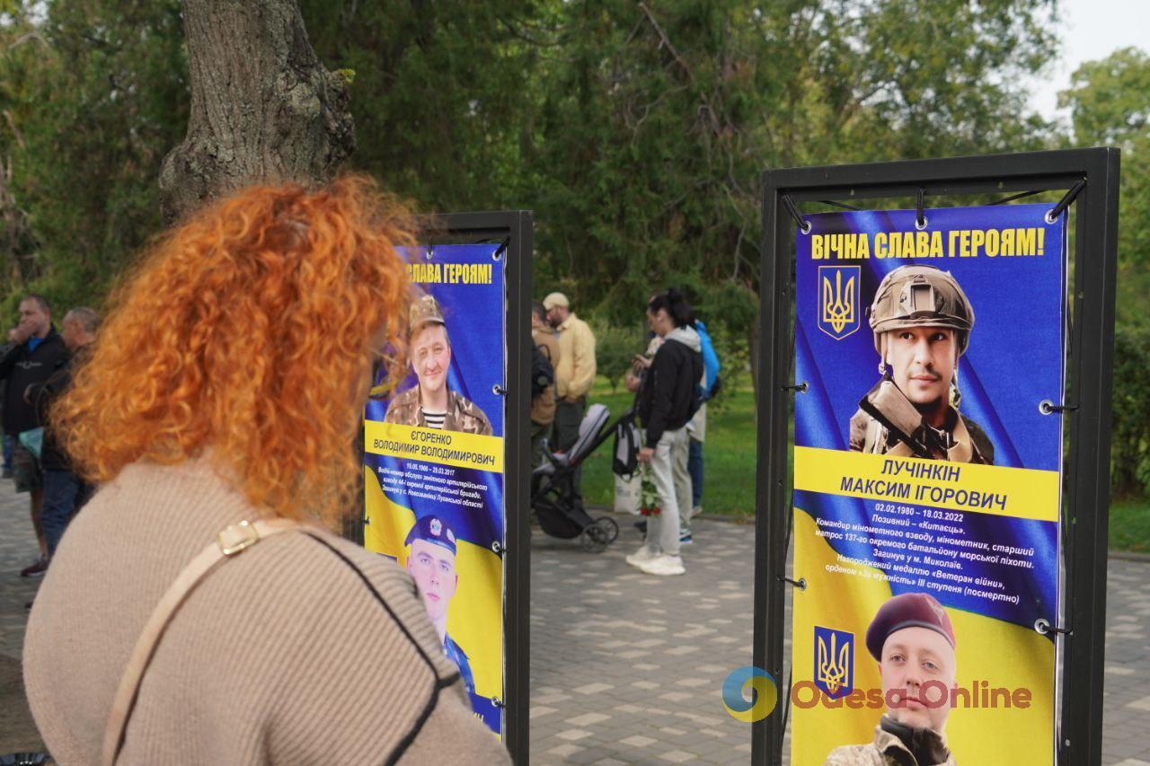 В Одесі вшанували пам’ять загиблих захисників та відкрили виставку, присвячену обороні Маріуполя