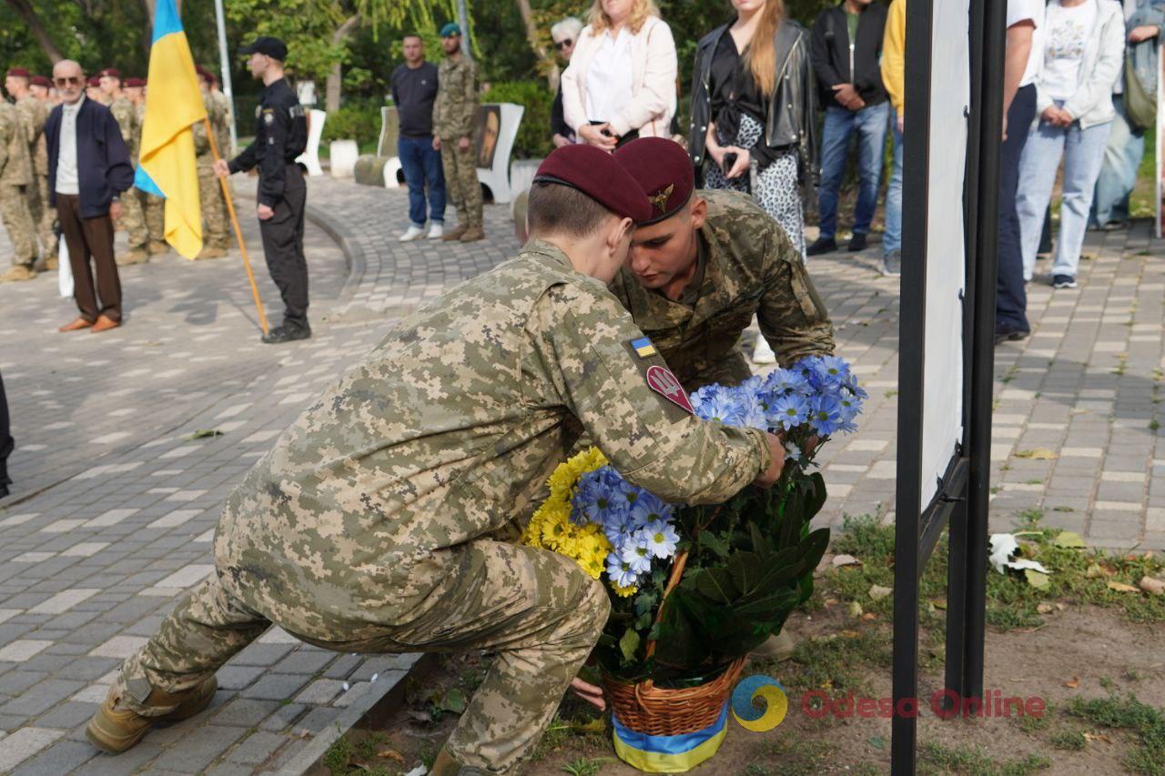 В Одесі вшанували пам’ять загиблих захисників та відкрили виставку, присвячену обороні Маріуполя