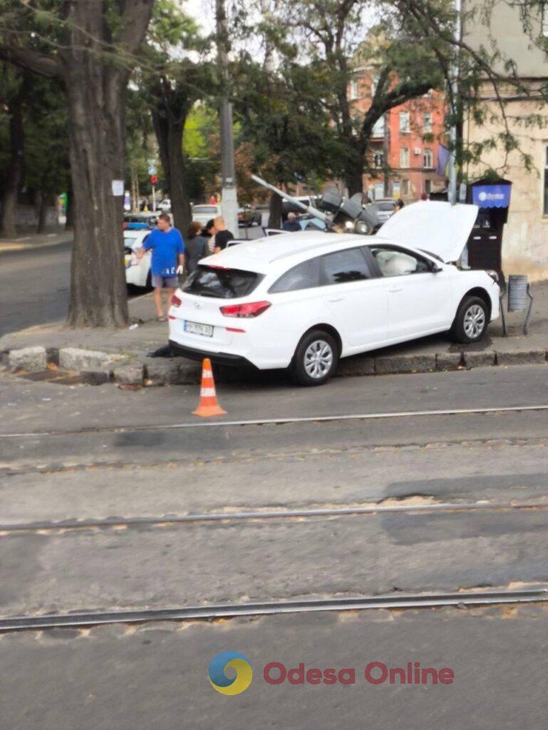 В центре Одессы легковушка врезалась в светофор (фото)