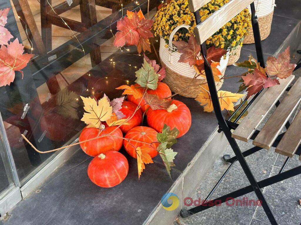 Halloween близко: в центре Одессы уже появляются тыквенно-соломенные фотозоны (фоторепортаж)