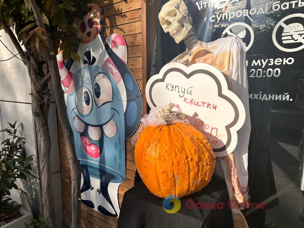 Halloween близко: в центре Одессы уже появляются тыквенно-соломенные фотозоны (фоторепортаж)