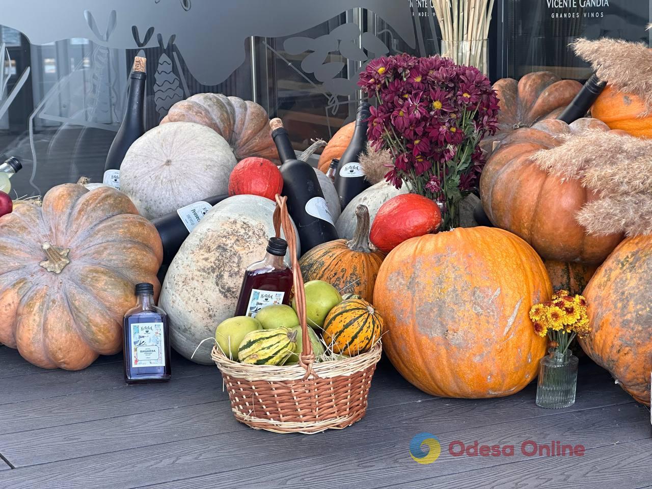 Halloween близько: у центрі Одеси вже з’являються гарбузово-солом`яні фотозони (фоторепортаж)