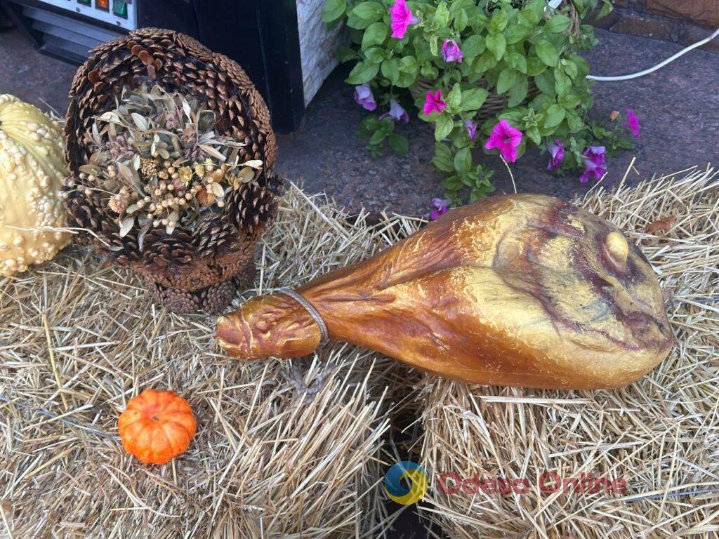 Halloween близко: в центре Одессы уже появляются тыквенно-соломенные фотозоны (фоторепортаж)