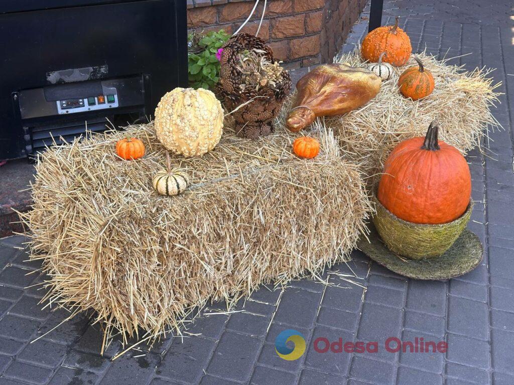 Halloween близко: в центре Одессы уже появляются тыквенно-соломенные фотозоны (фоторепортаж)