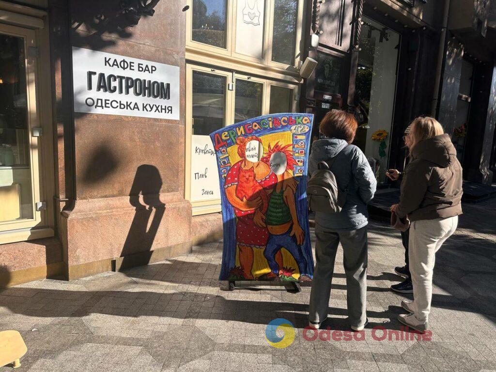 Halloween близько: у центрі Одеси вже з’являються гарбузово-солом`яні фотозони (фоторепортаж)