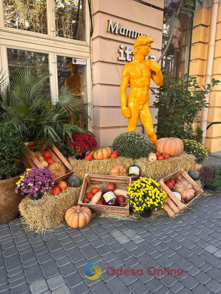 Halloween близко: в центре Одессы уже появляются тыквенно-соломенные фотозоны (фоторепортаж)