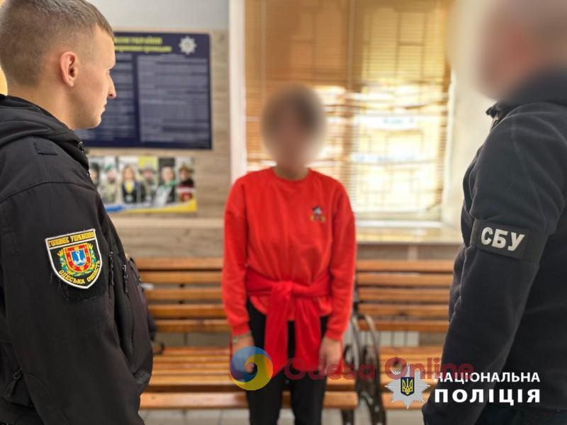 Поліція розпочала кримінальне провадження відносно жінки, яка намагалась вивісити у центрі Одеси російський триколор