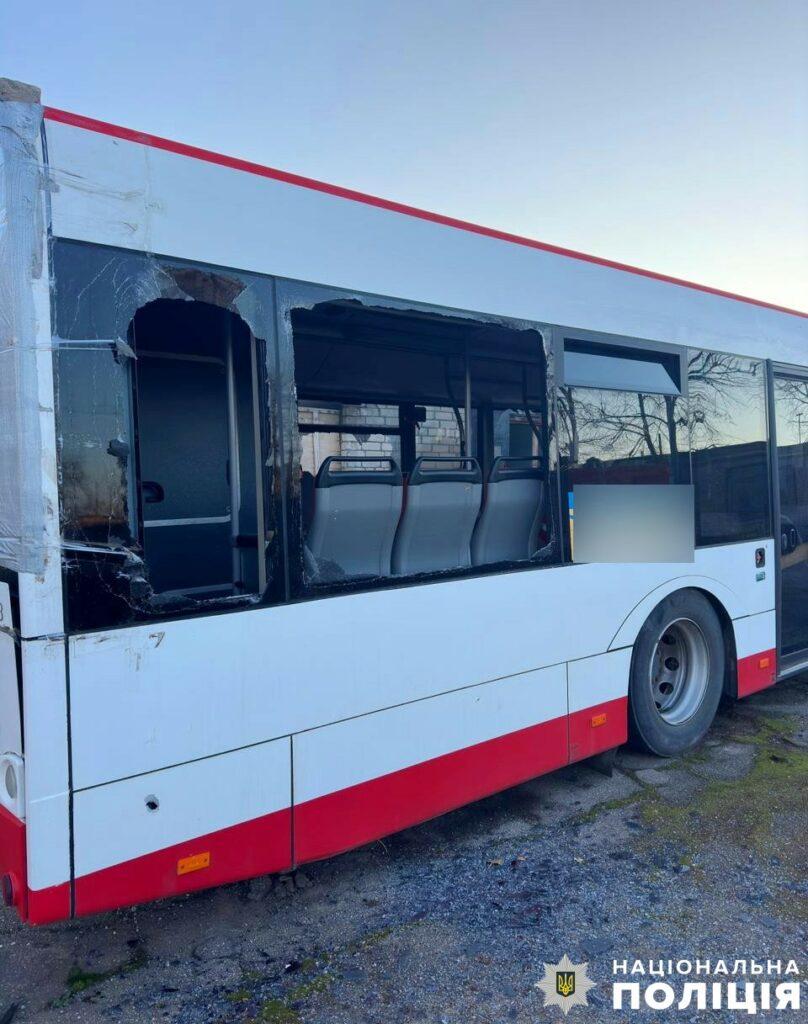 Пошкоджено будинки та поранено цивільних: ворог продовжує обстрілювати Херсонську область