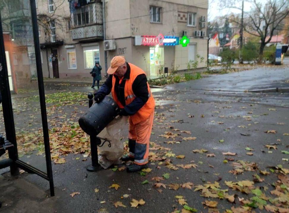 Непогода повалила в Одессе три дерева