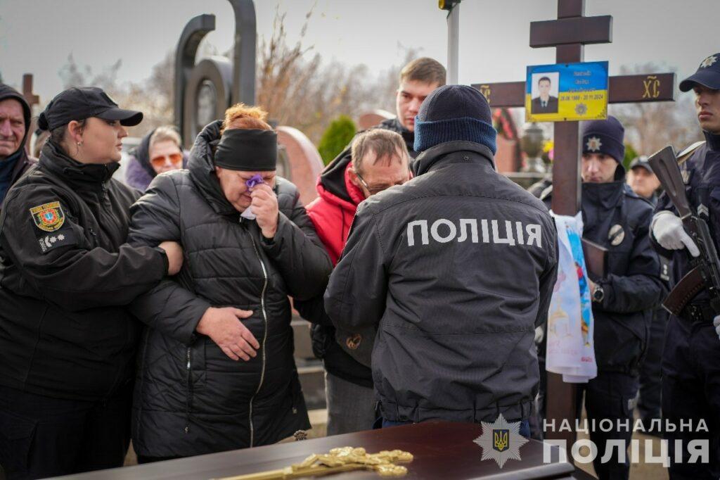 В Одессе попрощались с полицейским, который погиб в результате ракетной атаки по городу