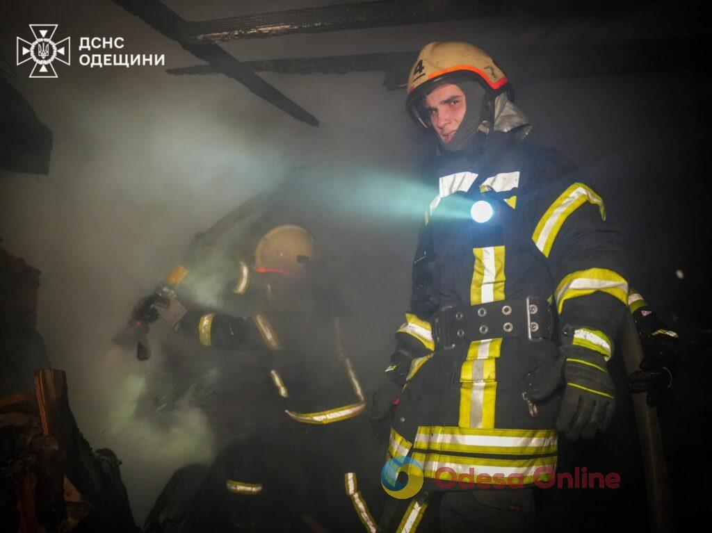 Спасатели показали, как ликвидировали последствия ночного удара: пострадали двое людей