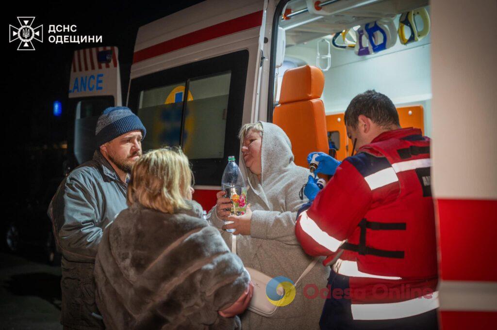 Рятувальники показали, як ліквідовували наслідки нічного удару: постраждали двоє людей