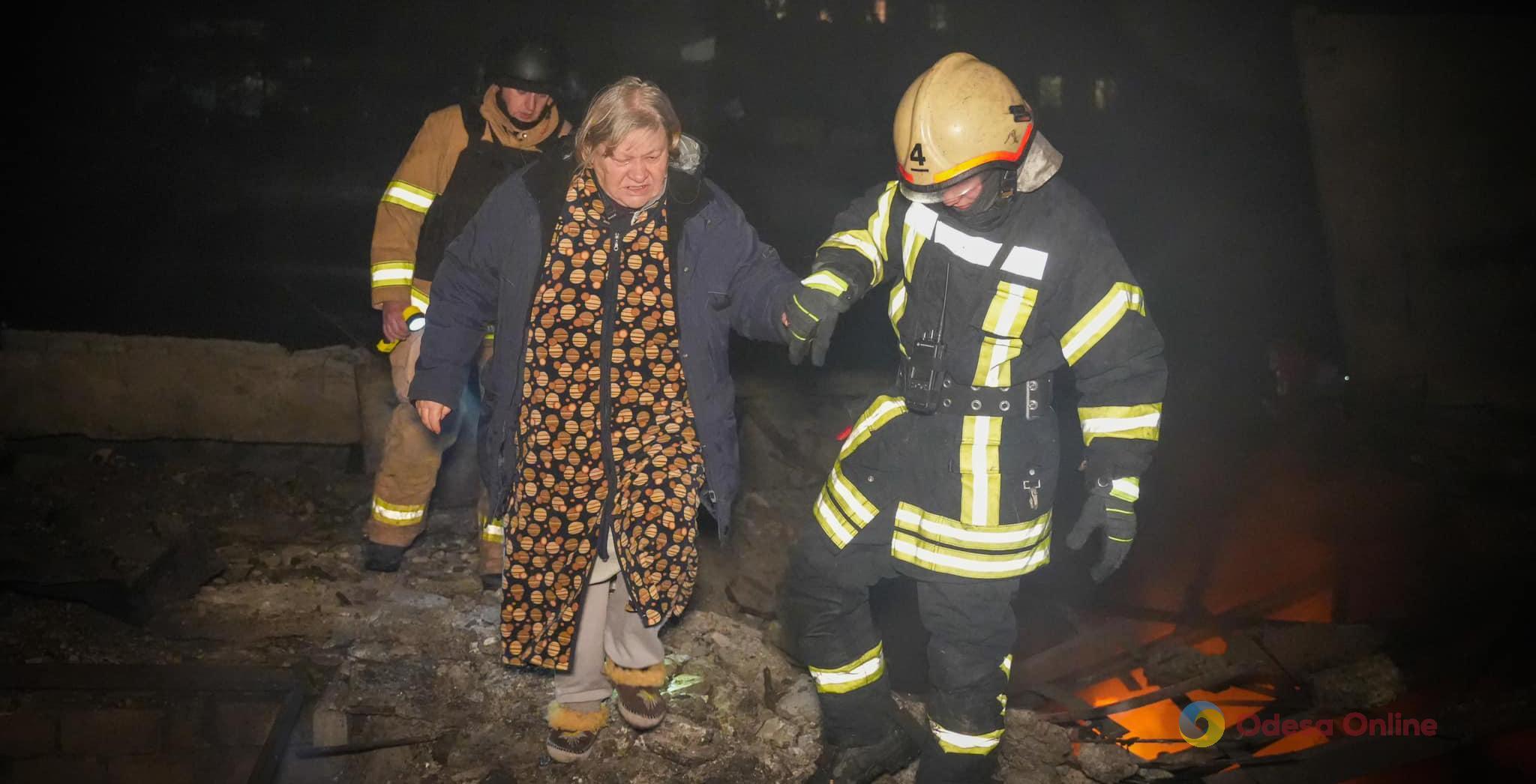 Рятувальники показали, як ліквідовували наслідки нічного удару: постраждали двоє людей