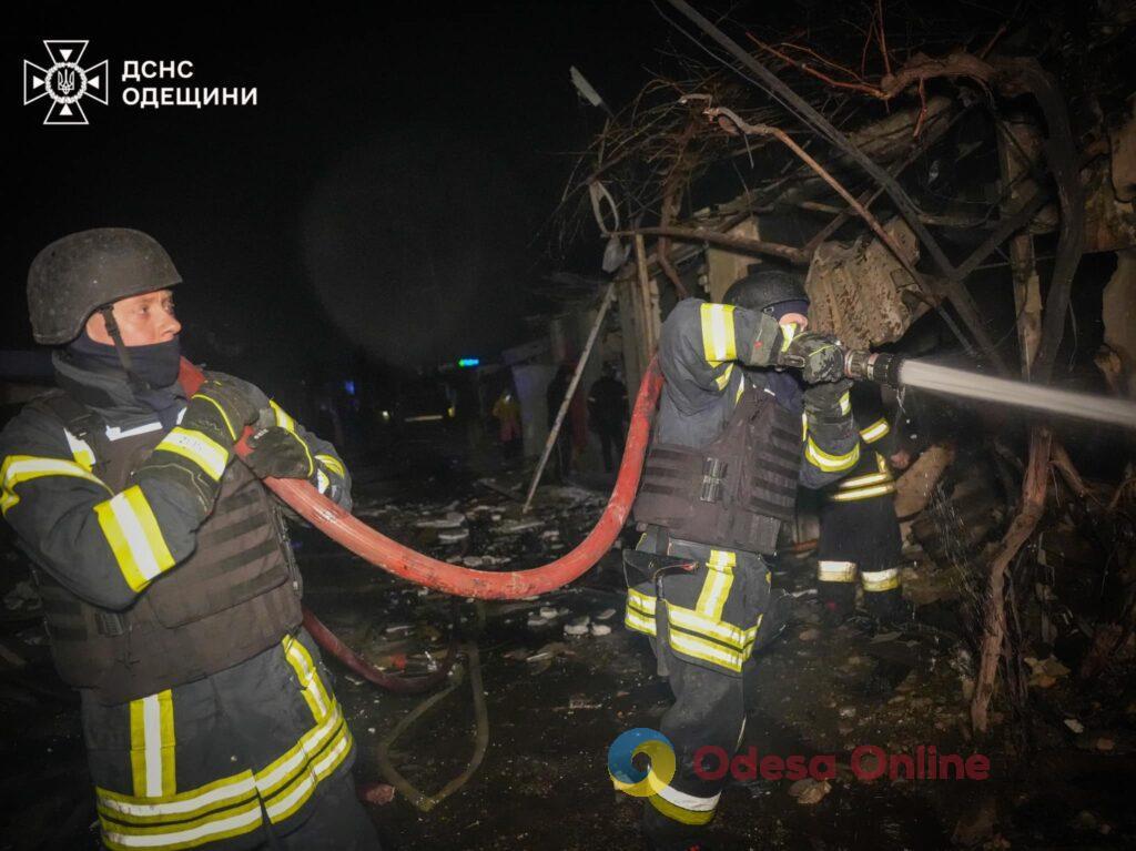 Рятувальники показали, як ліквідовували наслідки нічного удару: постраждали двоє людей