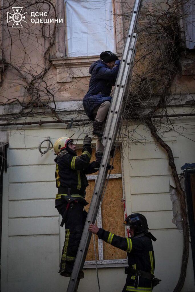 В Одессе после воздушного удара частично обрушился дом: оттуда эвакуировали трех женщин, есть пострадавший