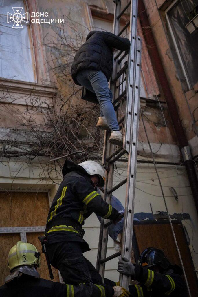 В Одессе после воздушного удара частично обрушился дом: оттуда эвакуировали трех женщин, есть пострадавший