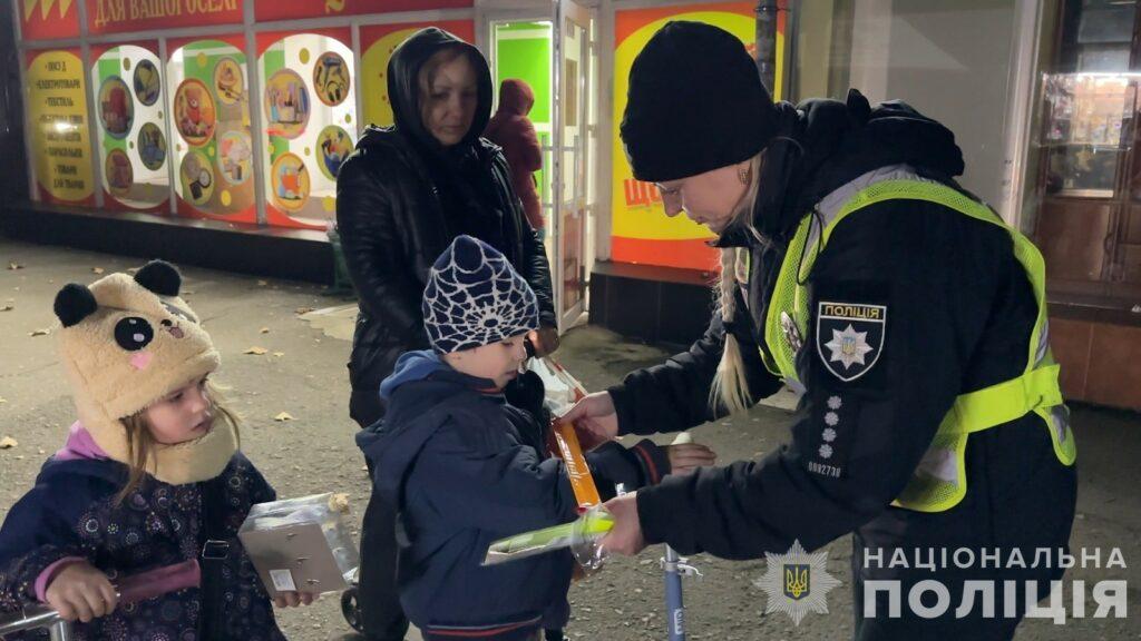 Одесские полицейские раздавали горожанам светоотражающие браслеты