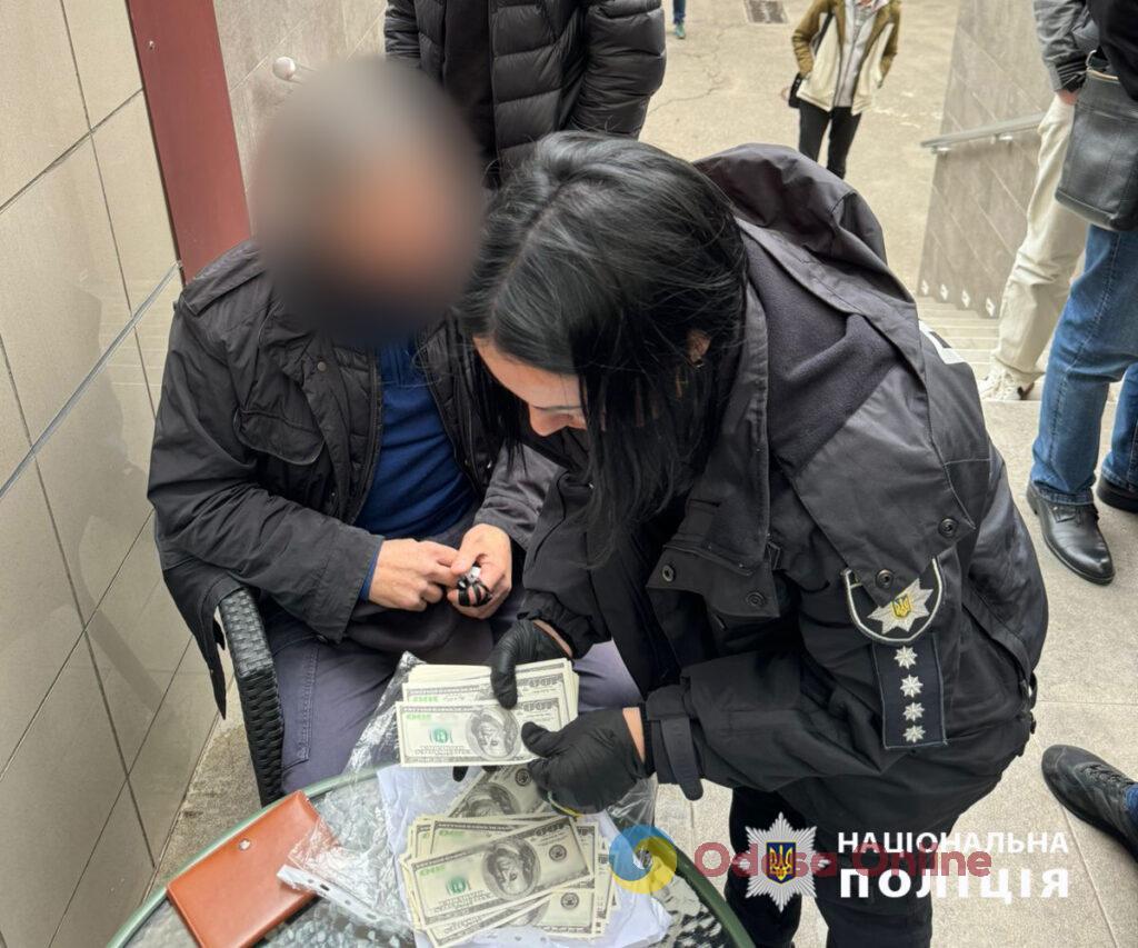 В Южном чиновник-антикоррупционер попался на взятке в 17 тысяч долларов от уклониста