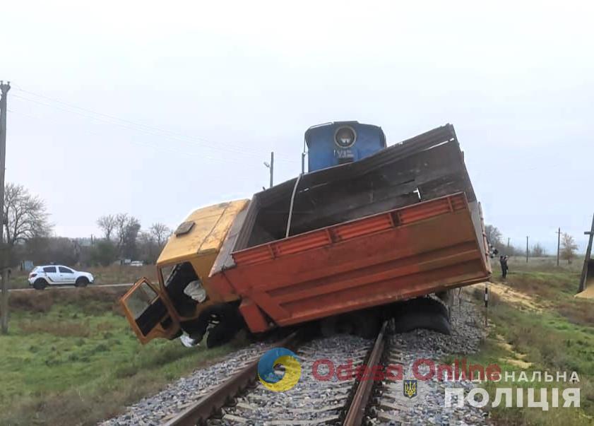 На Одещині зіткнулися вантажівка та тепловоз