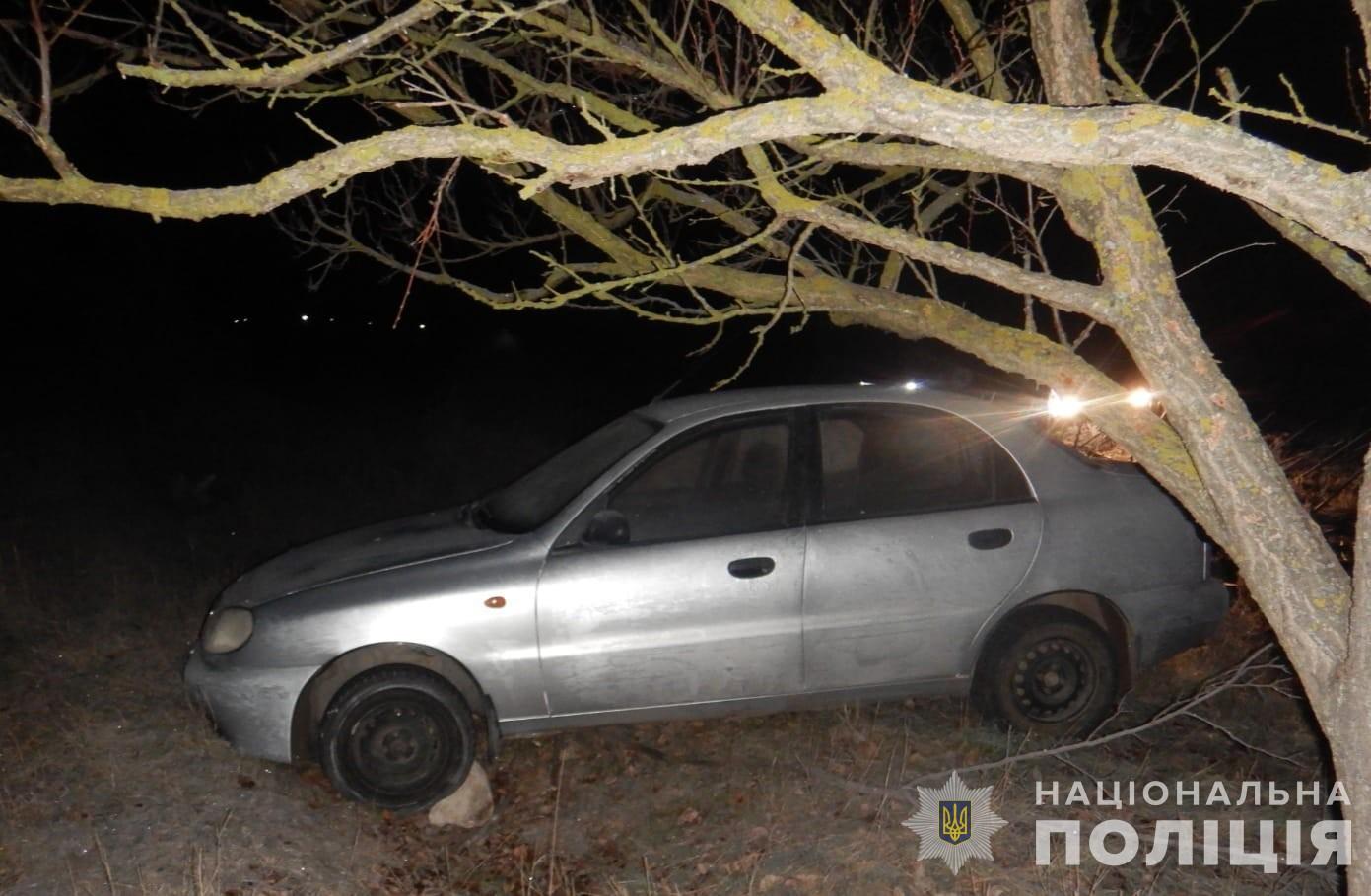 Мешканець Одещини побив односельчанку та, погрожуючи ножем, відібрав авто