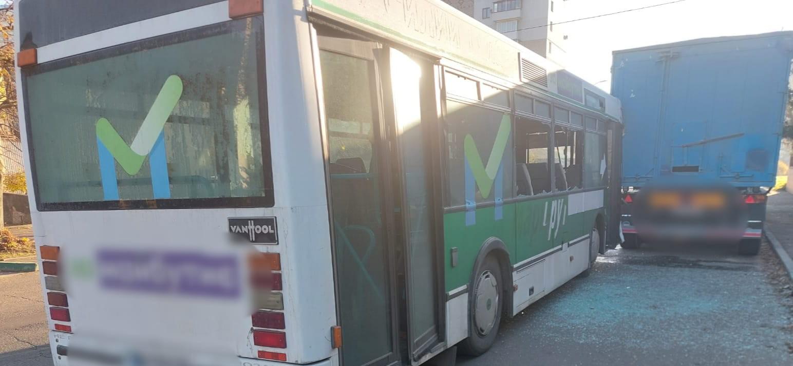 У Чорноморську автобус зіткнувся з вантажівкою: 11 постраждалих