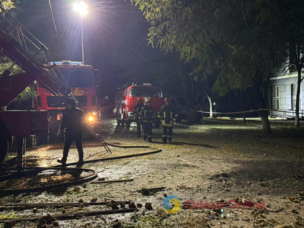 Наслідки ворожого удару по Одесі: одна людина загинула, ще восьмеро отримали поранення