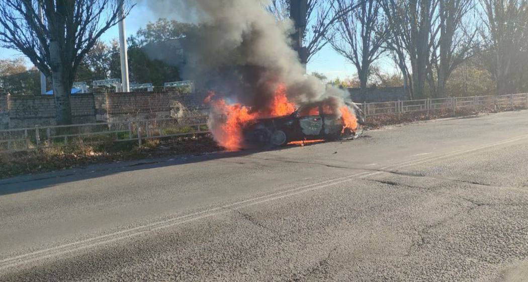 Російські війська атакували дроном авто в Херсоні: водія госпіталізували