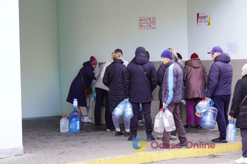 У одесских бюветов огромные очереди (фотофакт)