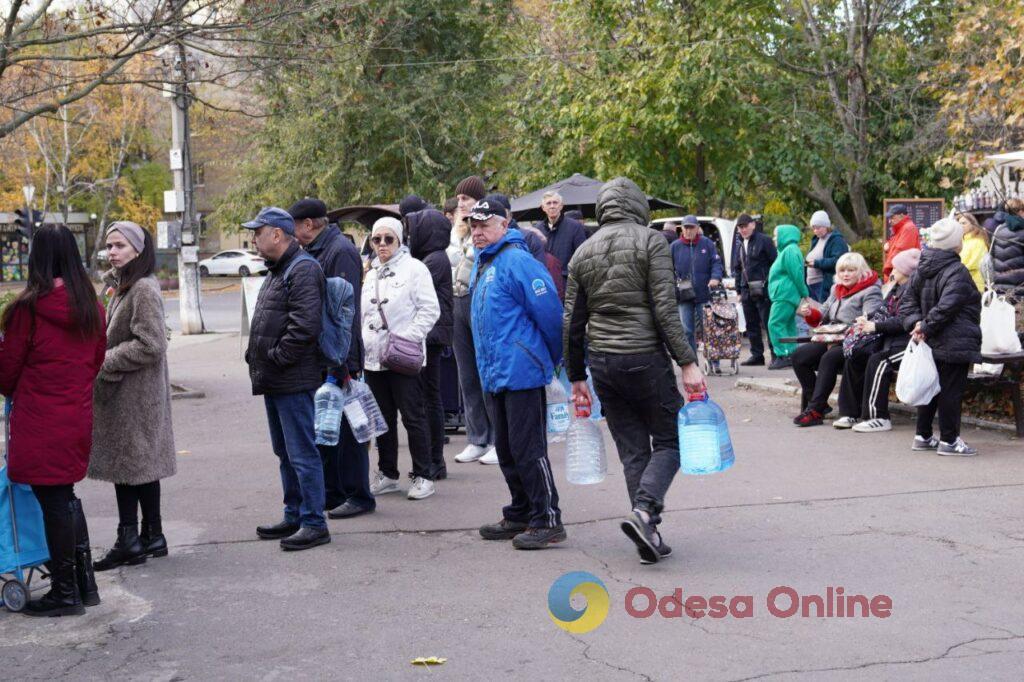 У одесских бюветов огромные очереди (фотофакт)