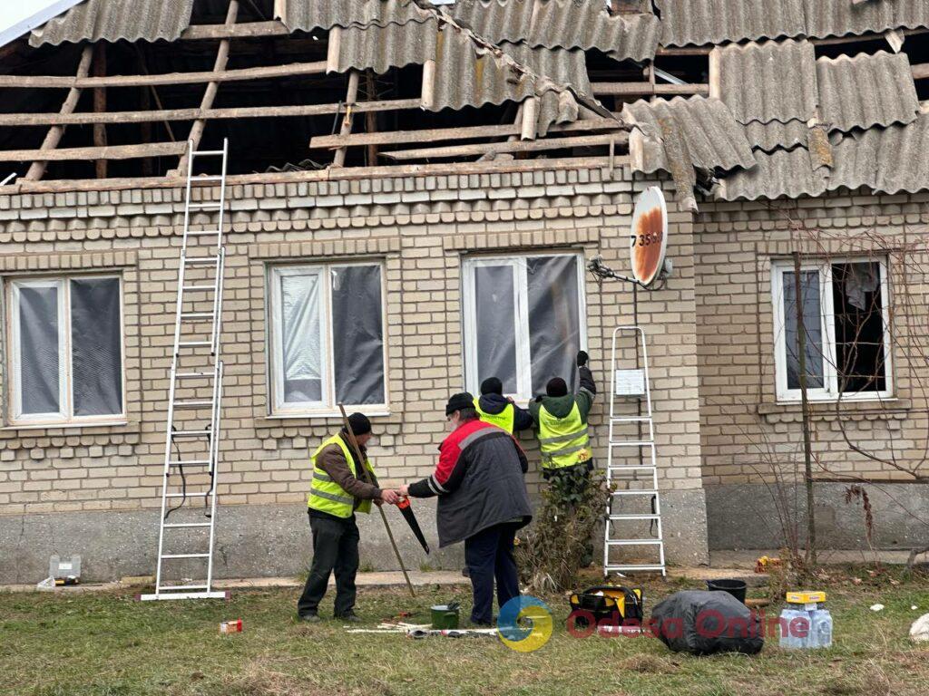 Уничтоженное жилье и чудом уцелевший аквариум: фоторепортаж с места воздушного удара по Одесской области