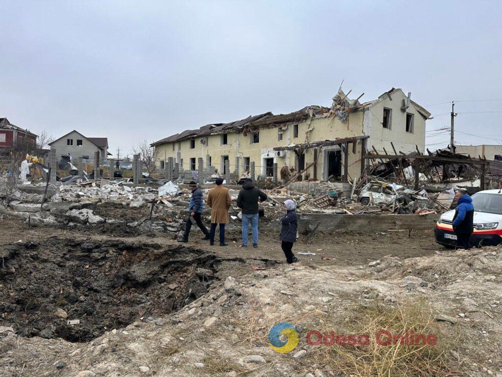 Знищене житло і дивом уцілілий акваріум: фоторепортаж з місця повітряного удару по Одеській області