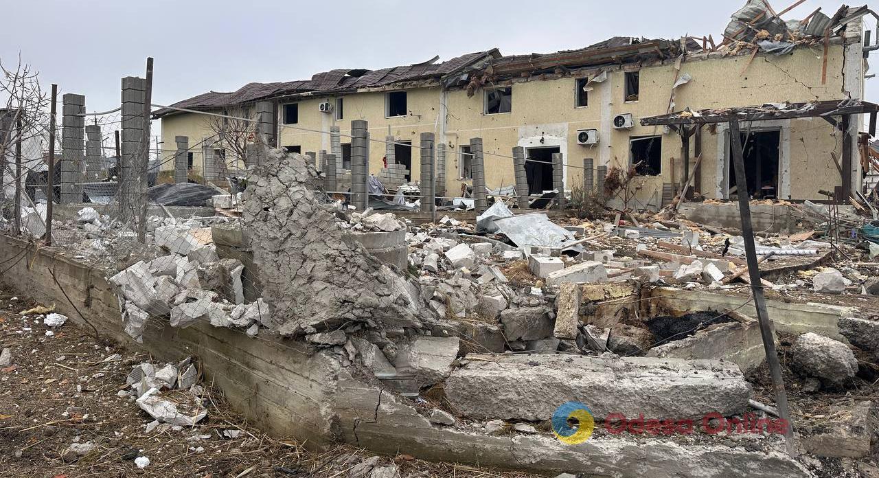 Знищене житло і дивом уцілілий акваріум: фоторепортаж з місця повітряного удару по Одеській області