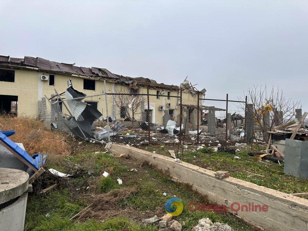 Знищене житло і дивом уцілілий акваріум: фоторепортаж з місця повітряного удару по Одеській області