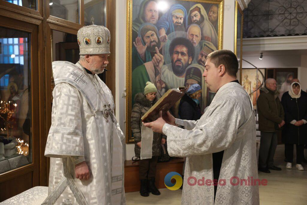 Різдво у Херсоні: майже порожнє середмістя та кіно в укритті (фоторепортаж)