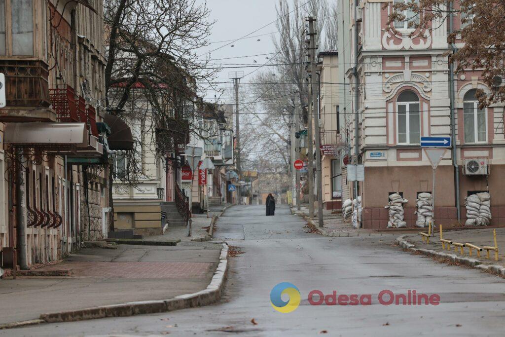 Різдво у Херсоні: майже порожнє середмістя та кіно в укритті (фоторепортаж)