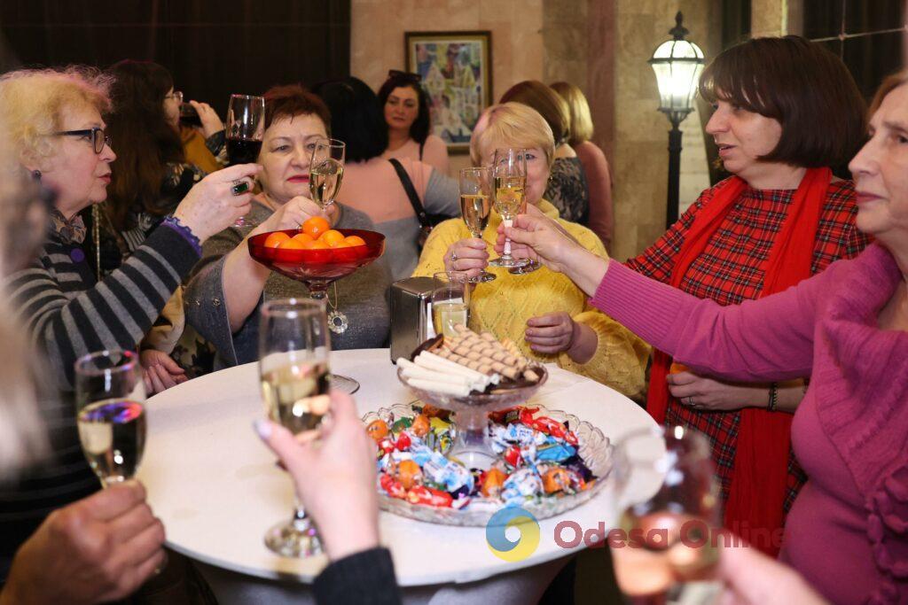 Різдво у Херсоні: майже порожнє середмістя та кіно в укритті (фоторепортаж)