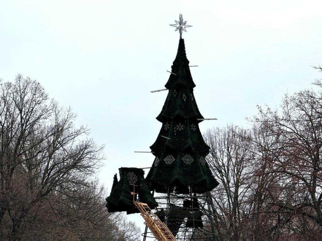 В Одессе устанавливают главную городскую новогоднюю елку