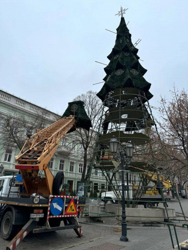 В Одессе устанавливают главную городскую новогоднюю елку