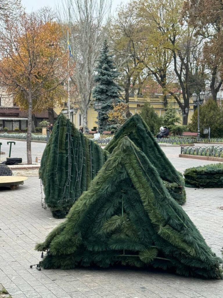 В Одесі встановлюють головну міську новорічну ялинку