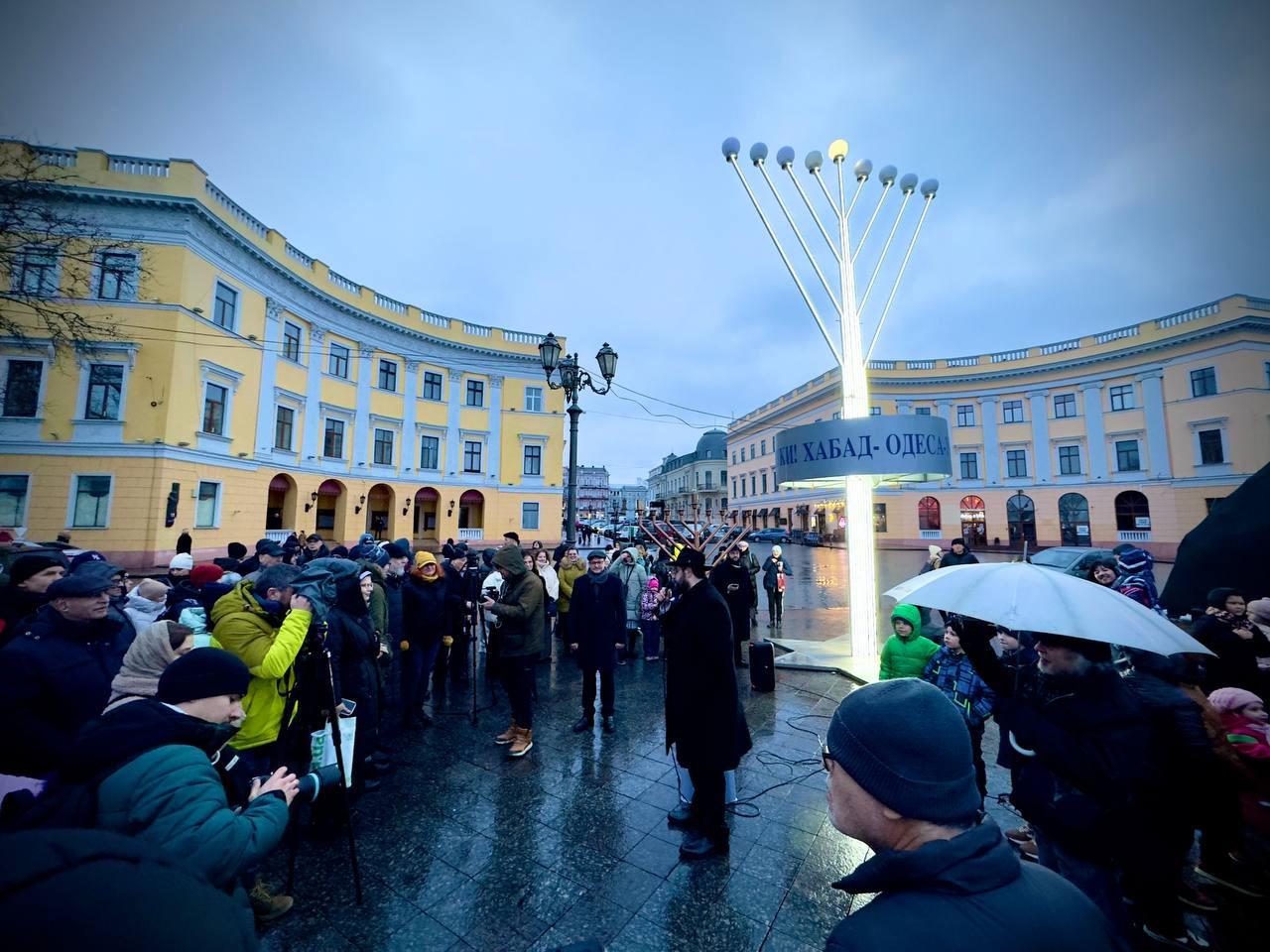 Світло переможе темряву: в Одесі запалили першу свічку Ханукії (фото)