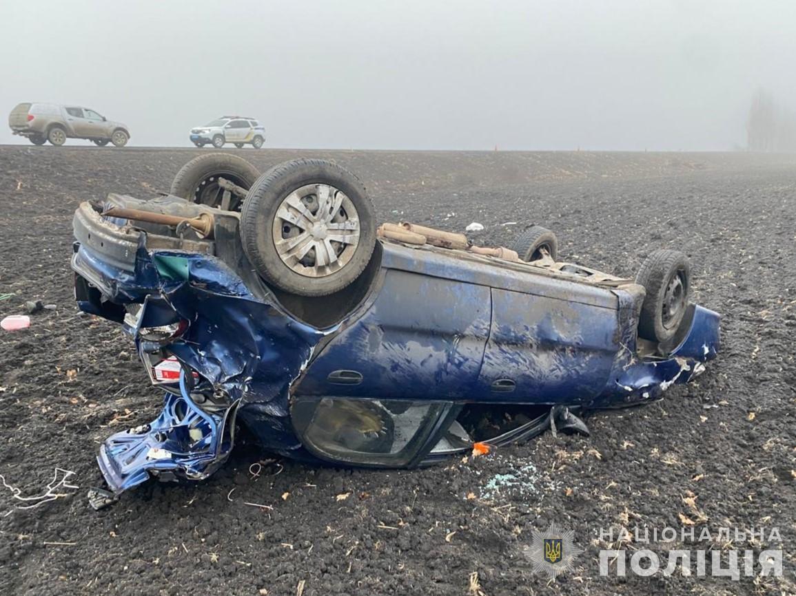 На Одещині легковик виїхав у кювет та перекинувся – водій загинув