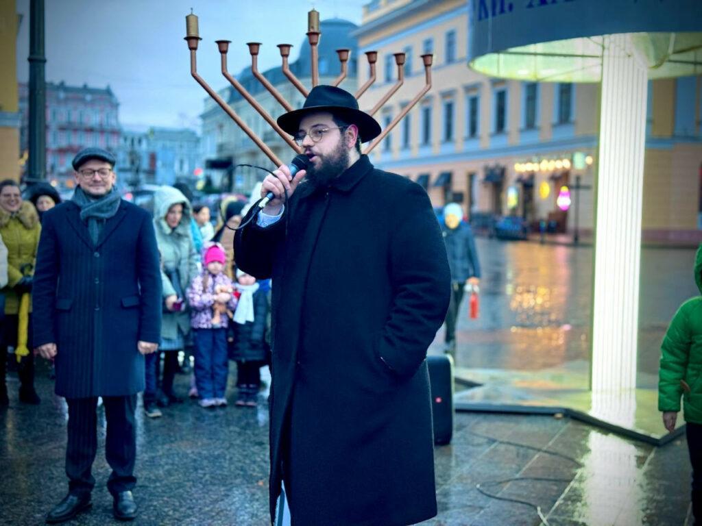 Свет победит тьму: в Одессе зажгли первую свечу Ханукии (фото)